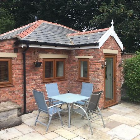 The Old Vicarage Lodge Manchester Exterior photo