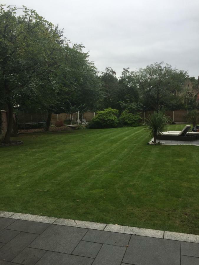 The Old Vicarage Lodge Manchester Exterior photo